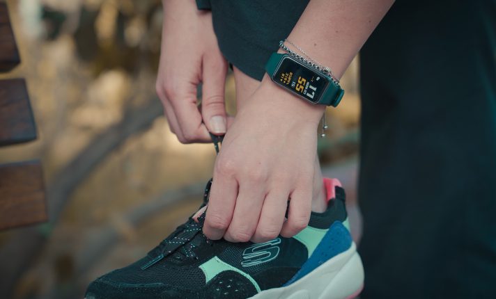 Photograph of a woman preparing to run with a smart watch.